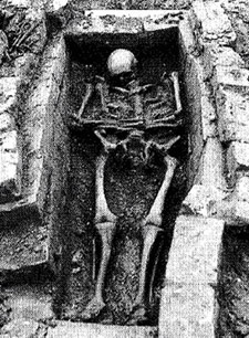 Skelet in grafkelder van kloostermoppen.